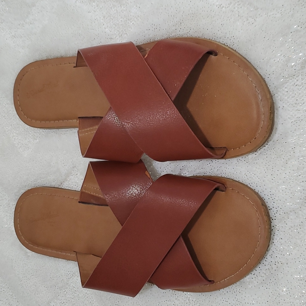 UNIVERSAL THREAD FLAT SANDALS SIZE 8